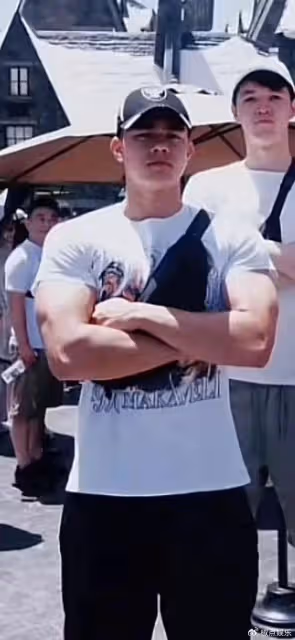 史可倆混血兒子長大了！老大肌肉健壯似施瓦辛格，老二瘦削顏值最高