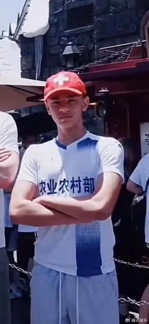 史可倆混血兒子長大了！老大肌肉健壯似施瓦辛格，老二瘦削顏值最高