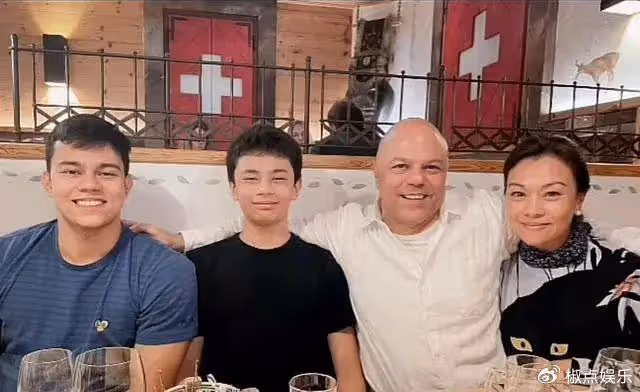 史可倆混血兒子長大了!老大肌肉健壯似施瓦辛格,老二瘦削顏值最高