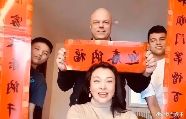 史可倆混血兒子長大了!老大肌肉健壯似施瓦辛格,老二瘦削顏值最高