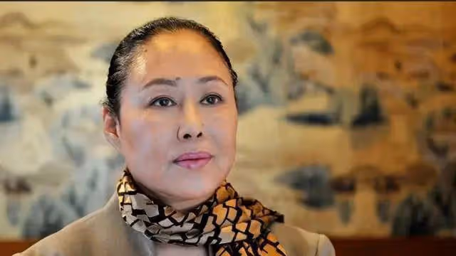 斯琴高娃近況：3婚2離，瑞士老公去世，如今依舊在國內坐輪椅拍戲