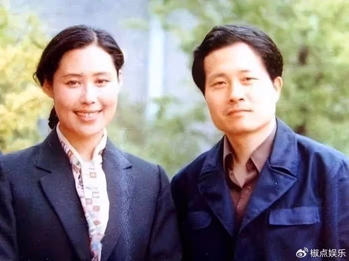 斯琴高娃近況:3婚2離,瑞士老公去世,如今依舊在國內坐輪椅拍戲