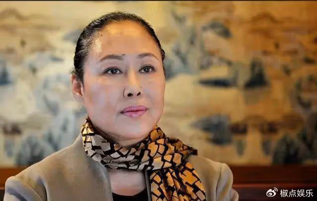 斯琴高娃近況:3婚2離,瑞士老公去世,如今依舊在國內坐輪椅拍戲