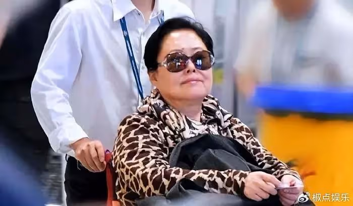 斯琴高娃近況:3婚2離,瑞士老公去世,如今依舊在國內坐輪椅拍戲