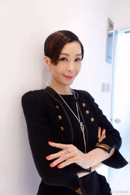 前亞姐自曝簽約英皇!不排除大熒幕發展,曾被扣上「克夫」的帽子