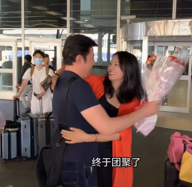 57歲戲骨一家四口美國團聚！緊擁妻女笑得合不攏嘴，豪宅內景曝光