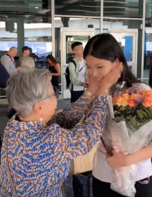 57歲戲骨一家四口美國團聚！緊擁妻女笑得合不攏嘴，豪宅內景曝光