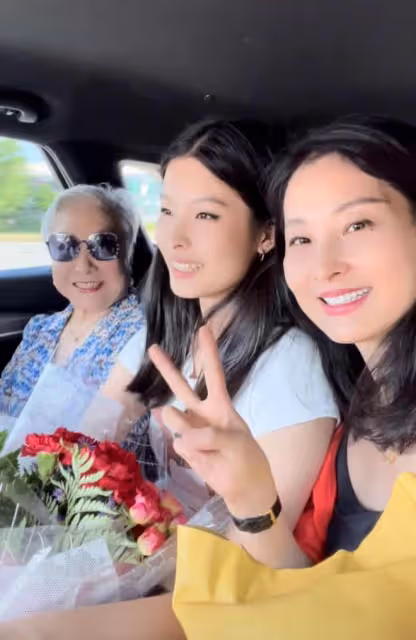 57歲戲骨一家四口美國團聚！緊擁妻女笑得合不攏嘴，豪宅內景曝光
