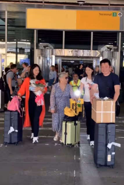 57歲戲骨一家四口美國團聚！緊擁妻女笑得合不攏嘴，豪宅內景曝光