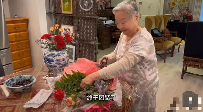 57歲戲骨一家四口美國團聚！緊擁妻女笑得合不攏嘴，豪宅內景曝光