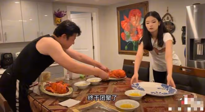 57歲戲骨一家四口美國團聚！緊擁妻女笑得合不攏嘴，豪宅內景曝光