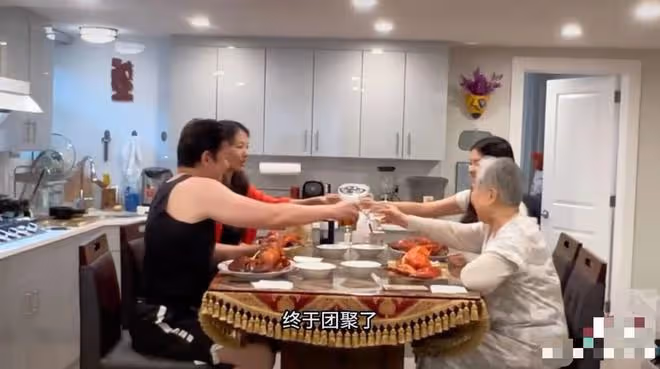 57歲戲骨一家四口美國團聚！緊擁妻女笑得合不攏嘴，豪宅內景曝光