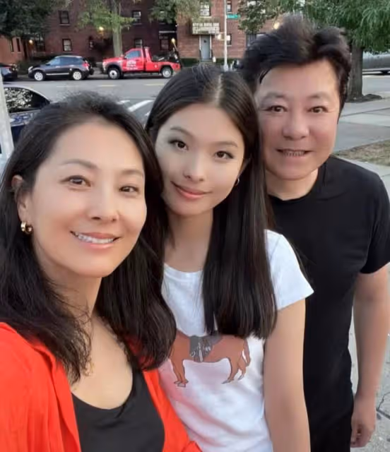57歲戲骨一家四口美國團聚！緊擁妻女笑得合不攏嘴，豪宅內景曝光