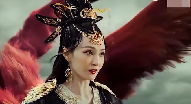 姚笛最新樣子曝光,和從前發生了很大的改變,顴骨和鼻子略顯僵硬