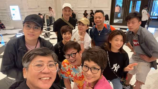 60歲錢小豪全家福罕曝光!二婚妻子氣質好,小兒子被指沒大兒子帥