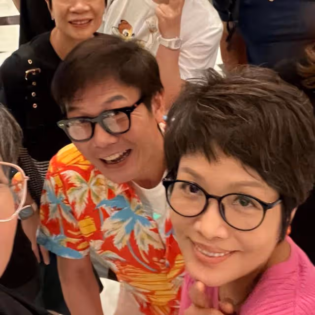 60歲錢小豪全家福罕曝光!二婚妻子氣質好,小兒子被指沒大兒子帥