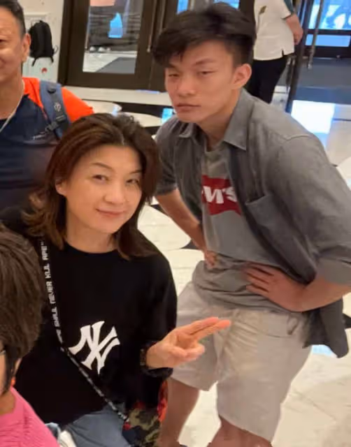 60歲錢小豪全家福罕曝光!二婚妻子氣質好,小兒子被指沒大兒子帥