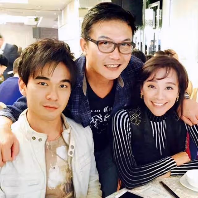 60歲錢小豪全家福罕曝光!二婚妻子氣質好,小兒子被指沒大兒子帥