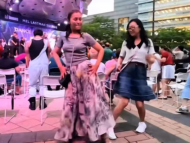 何音加拿大生活瀟灑!廣場上扭腰興奮跳舞,與兒子住豪宅環境舒適