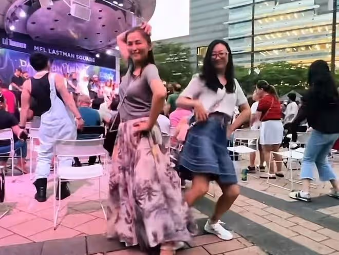 何音加拿大生活瀟灑!廣場上扭腰興奮跳舞,與兒子住豪宅環境舒適