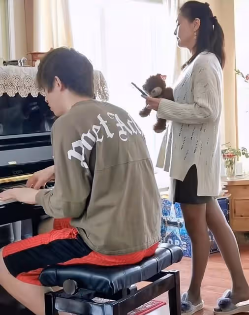 何音加拿大生活瀟灑!廣場上扭腰興奮跳舞,與兒子住豪宅環境舒適