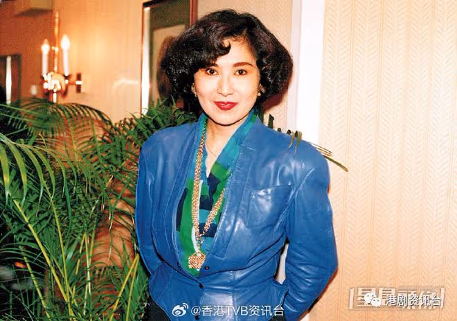 李司棋嫁女高貴白裙現身致辭送祝福!女兒大露背靚爆出嫁照曝光