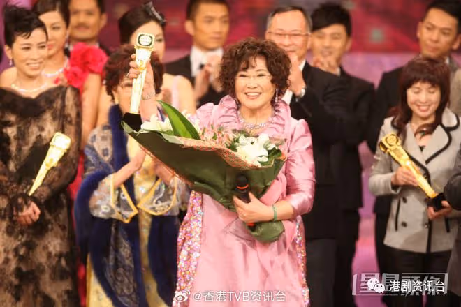 李司棋嫁女高貴白裙現身致辭送祝福!女兒大露背靚爆出嫁照曝光