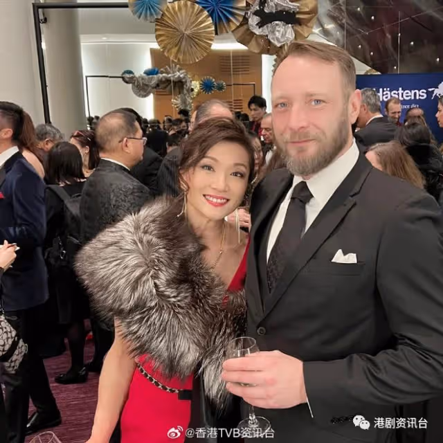 李司棋嫁女高貴白裙現身致辭送祝福!女兒大露背靚爆出嫁照曝光