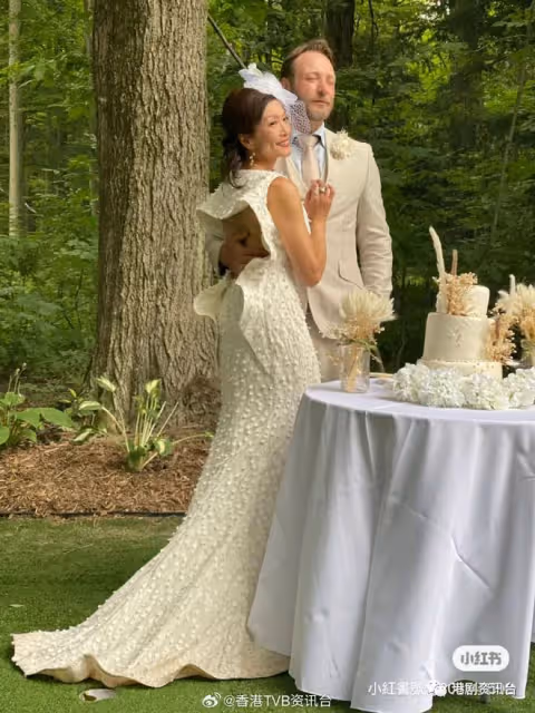 李司棋嫁女高貴白裙現身致辭送祝福!女兒大露背靚爆出嫁照曝光
