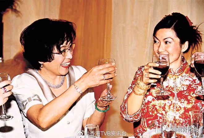 李司棋嫁女高貴白裙現身致辭送祝福！女兒大露背靚爆出嫁照曝光