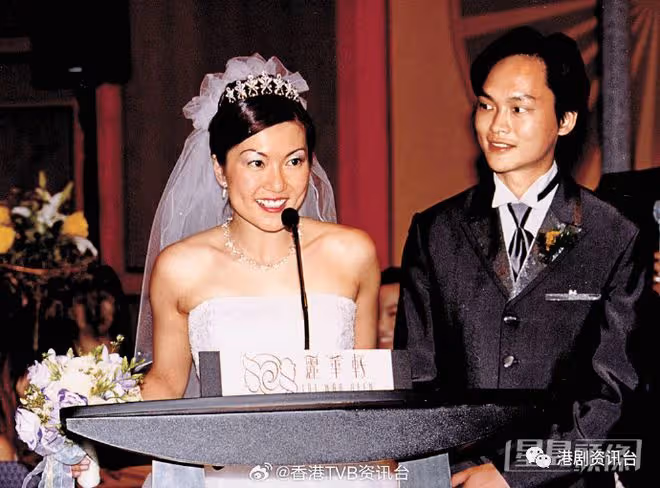 李司棋嫁女高貴白裙現身致辭送祝福！女兒大露背靚爆出嫁照曝光