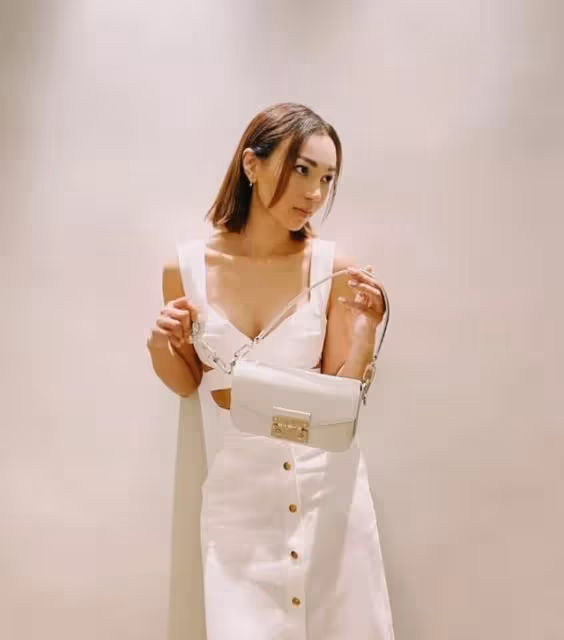 公開認愛!港女歌手自曝已訂婚,男方身家過億曾與多位女星傳緋聞