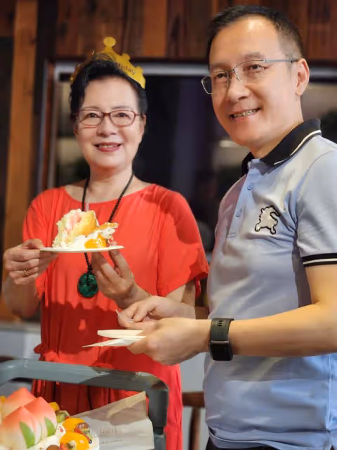 陳數罕曬80歲老母親慶生照!一身翡翠首飾太貴氣