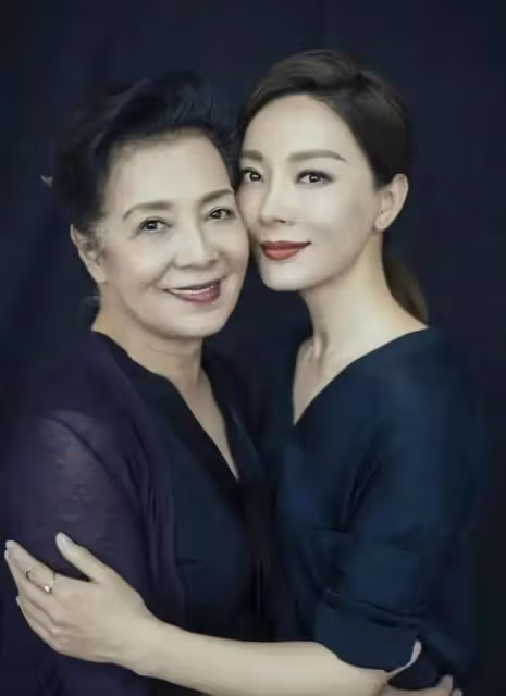陳數罕曬80歲老母親慶生照!一身翡翠首飾太貴氣