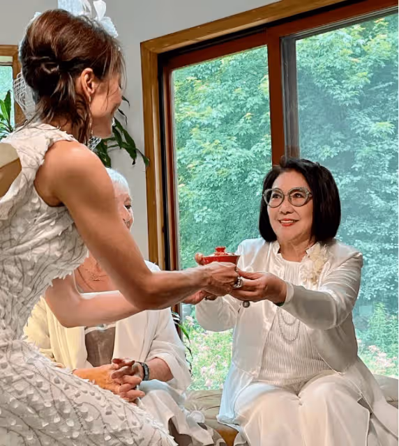 TVB女星大曬女兒結婚照！外籍女婿跟足中國傳統，向外母敬茶