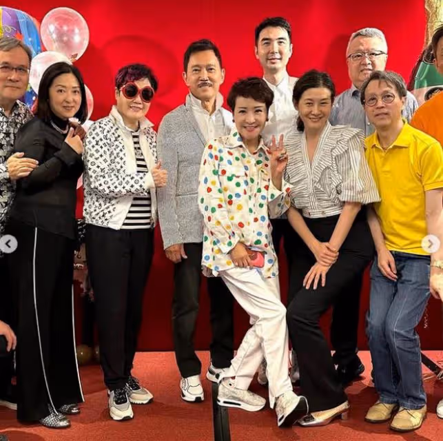 謝霆鋒71歲母親狄波拉活似少女,邀請朋友為75歲現任丈夫祝壽