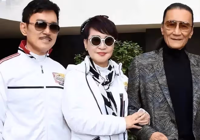 謝霆鋒71歲母親狄波拉活似少女,邀請朋友為75歲現任丈夫祝壽