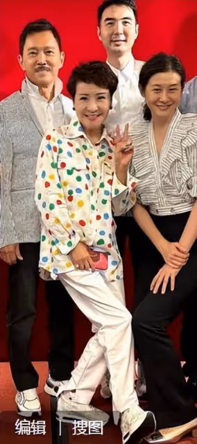 謝霆鋒71歲母親狄波拉活似少女,邀請朋友為75歲現任丈夫祝壽