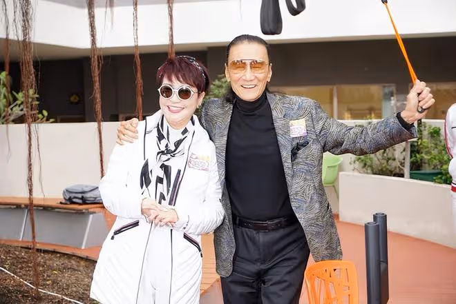 謝霆鋒71歲母親狄波拉活似少女,邀請朋友為75歲現任丈夫祝壽
