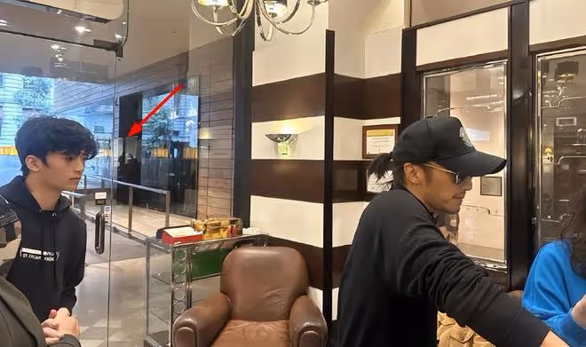 謝霆鋒71歲母親狄波拉活似少女,邀請朋友為75歲現任丈夫祝壽
