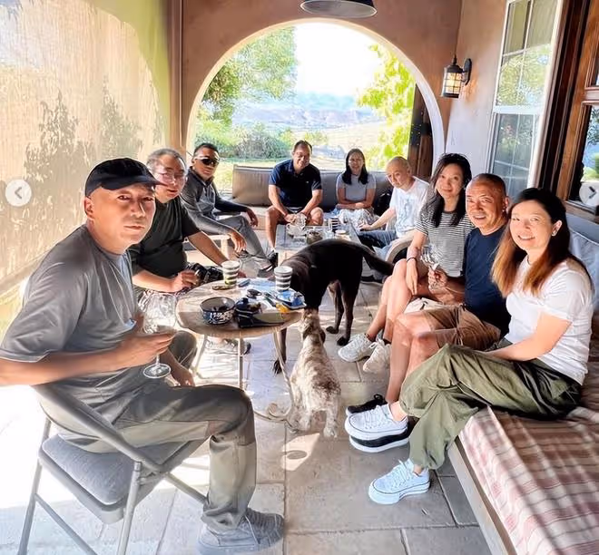 49歲徐靜蕾安享生活,回擊懷孕疑雲,和家人打高爾夫相當愜意