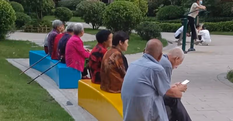 兒媳把公婆接到家，婆婆犯了愁：一家人讓我伺候？兒媳：您想多了