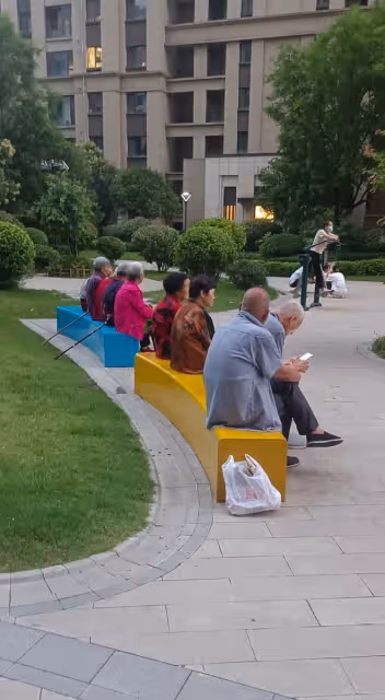 兒媳把公婆接到家,婆婆犯了愁:一家人讓我伺候?兒媳:您想多了