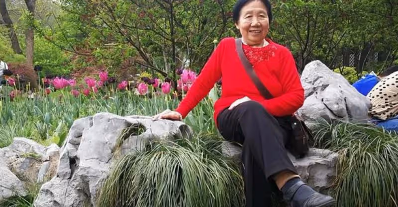 我帶100萬投奔兒媳，不到6年被兒媳趕回老家，回去路上我淚中帶笑