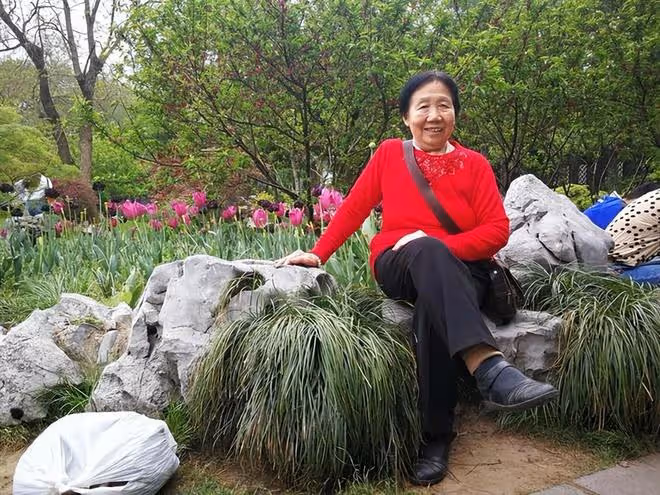 我帶100萬投奔兒媳,不到6年被兒媳趕回老家,回去路上我淚中帶笑