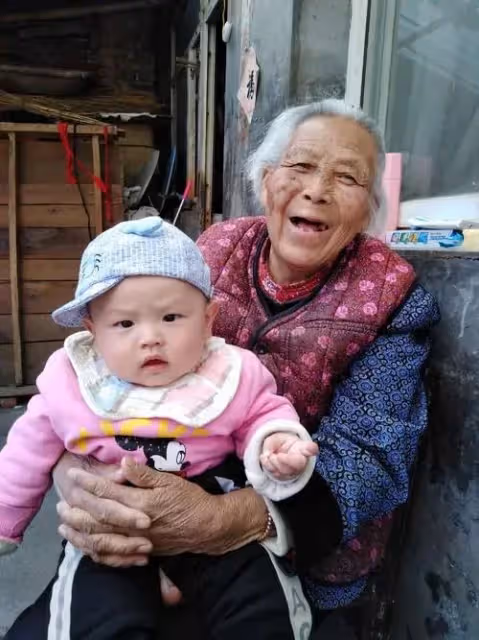 我帶100萬投奔兒媳,不到6年被兒媳趕回老家,回去路上我淚中帶笑