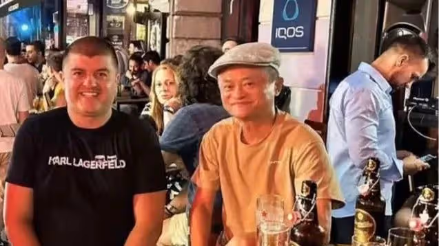 馬雲現身塞拉耶佛考察！穿百元T恤街頭喝啤酒，20天遊覽了6個國家