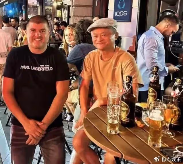 馬雲現身塞拉耶佛考察!穿百元T恤街頭喝啤酒,20天遊覽了6個國家