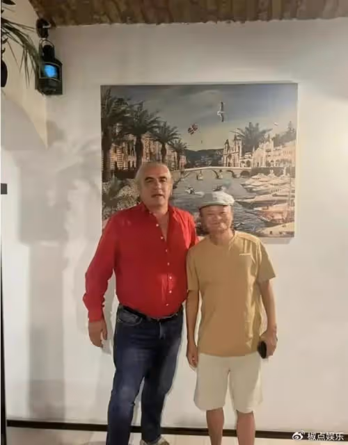 馬雲現身塞拉耶佛考察!穿百元T恤街頭喝啤酒,20天遊覽了6個國家