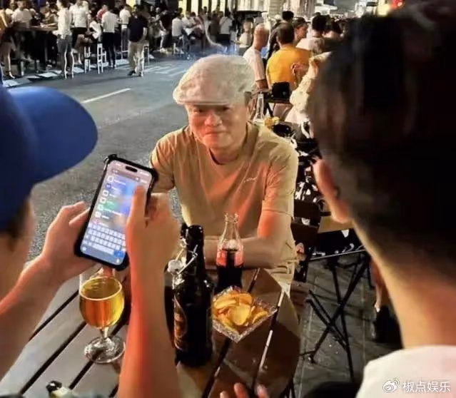 馬雲現身塞拉耶佛考察!穿百元T恤街頭喝啤酒,20天遊覽了6個國家